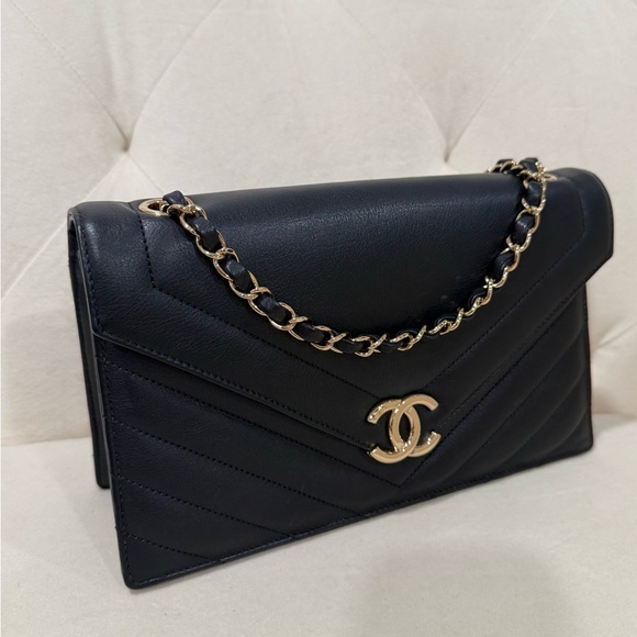 Chanel Black Chevron Leather Envelope Bag GHW - Picture 2 of 15